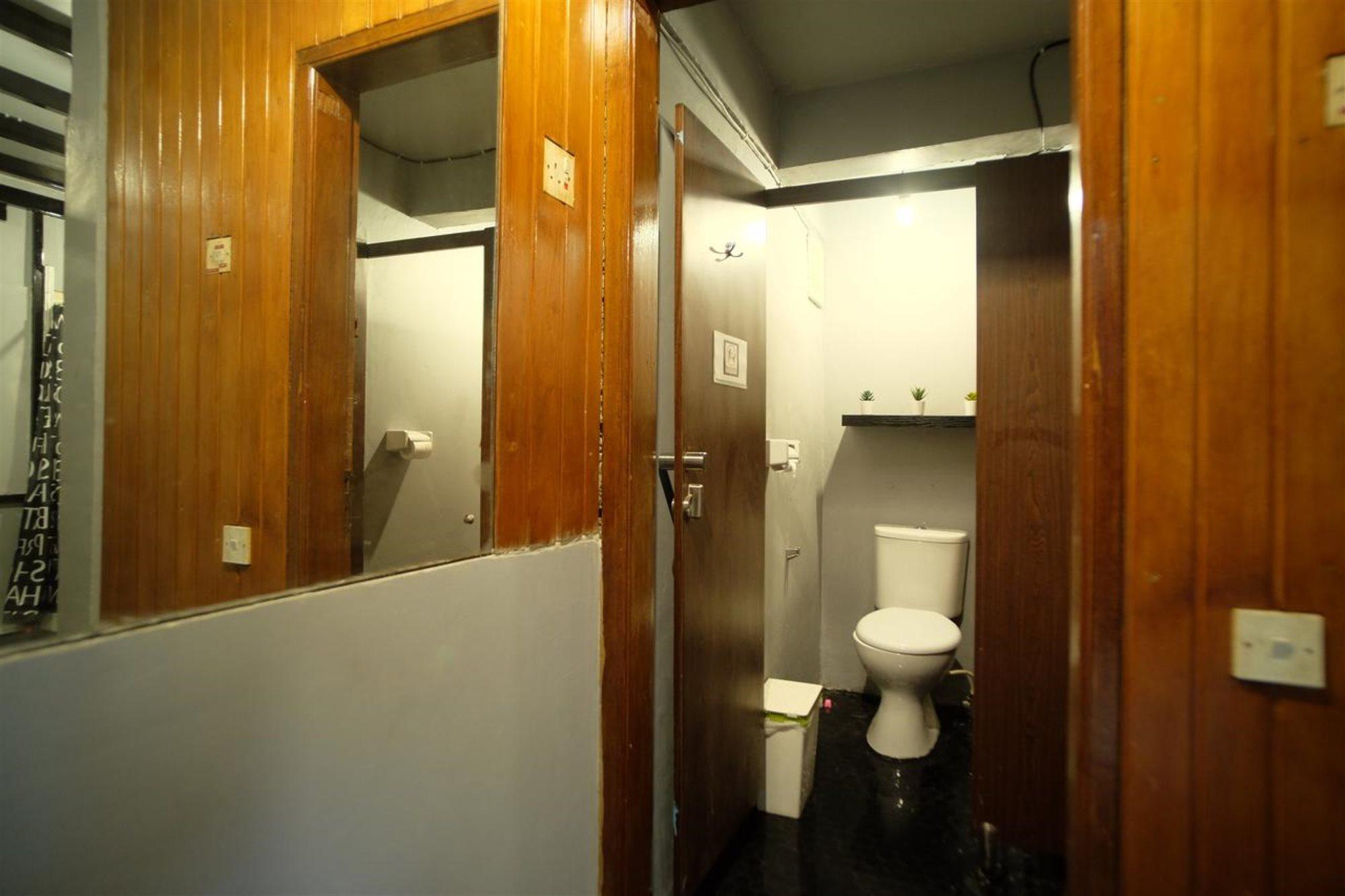 Inap At Capsule Thamrin Hotel Jakarta Exterior photo